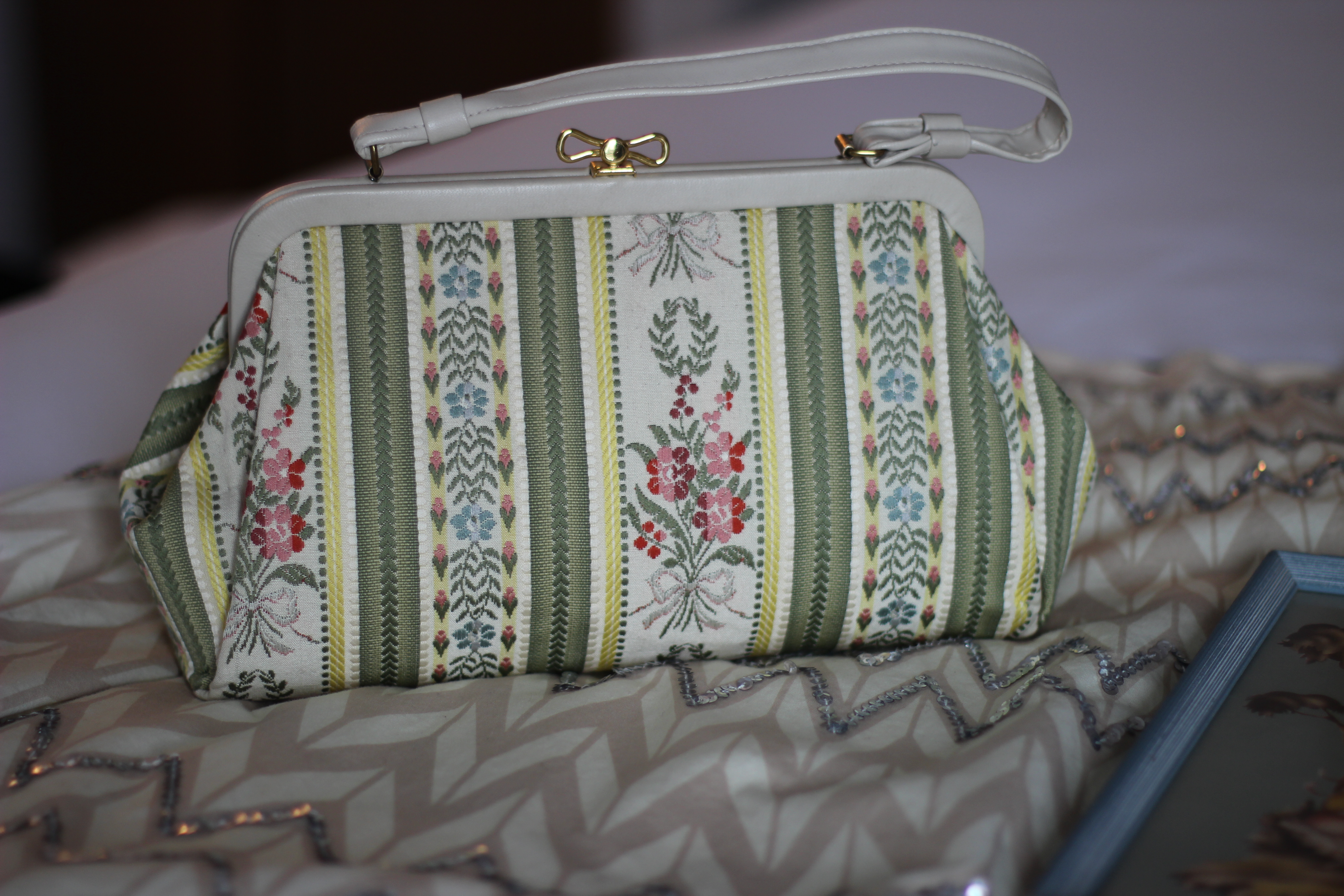 Walking with Cake: Town & Country bag