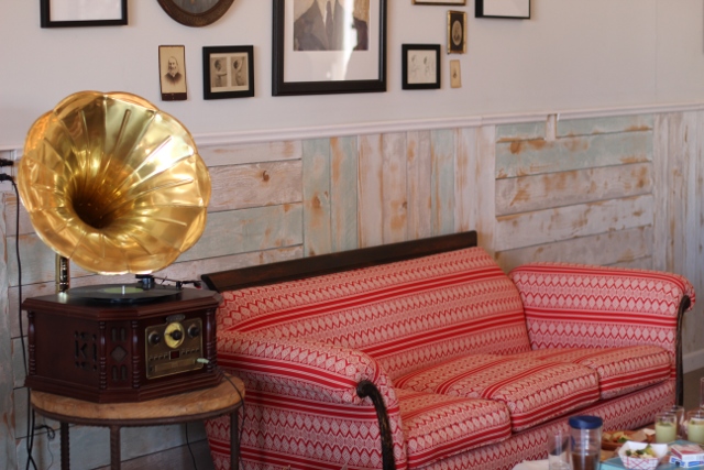 Walking with Cake: Awesome pink couch at Argus Cidery