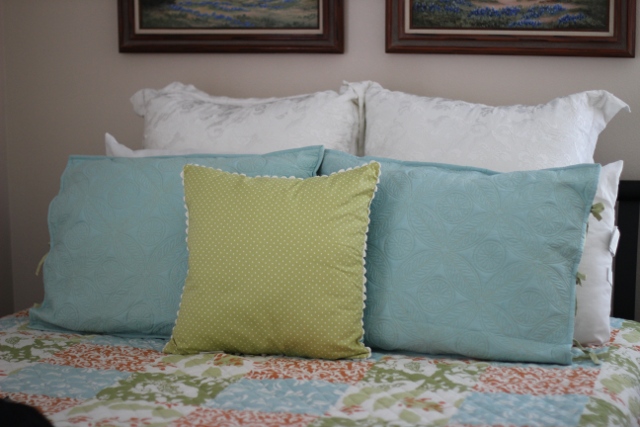 Walking with Cake: Pretty Pillows